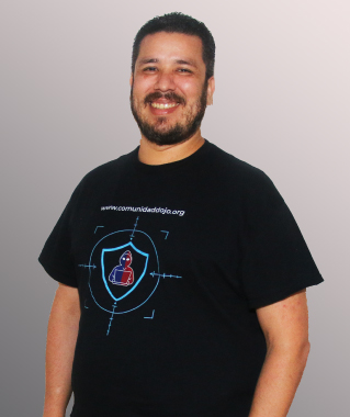 Embajador Carlosmuy sonriente, utilizando el t-shirt de comunidad dojo