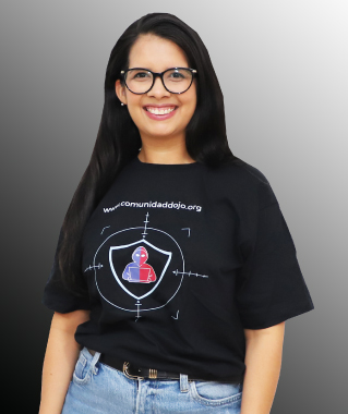 Embajadora Ericka con un t-shirt de comunidad dojo
