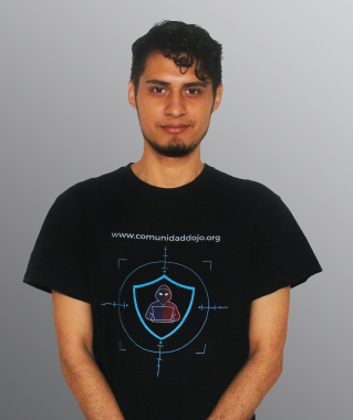 Embajador de jahir utilizando un t-shirt de comunidad dojo
