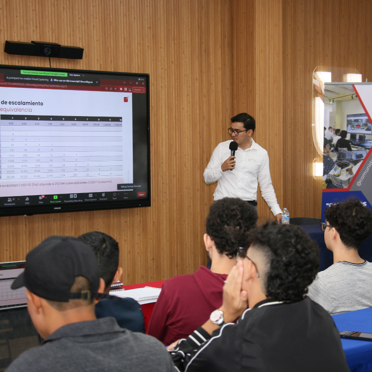 Estudiantes escuchando la exposición, sobre ciberseguridad