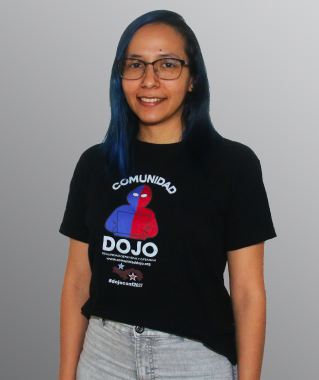 Embajadora de yiseika usando un t-shirt de comunidad dojo